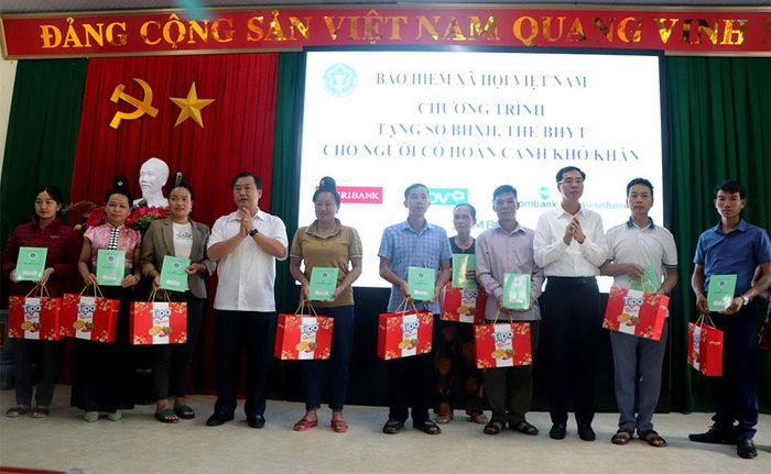 Lãnh đạo UBND tỉnh và BHXH Việt Nam tặng sổ BHXH cho người dân có hoàn cảnh khó khăn tại xã Thanh Minh (TP. Điện Biên Phủ).