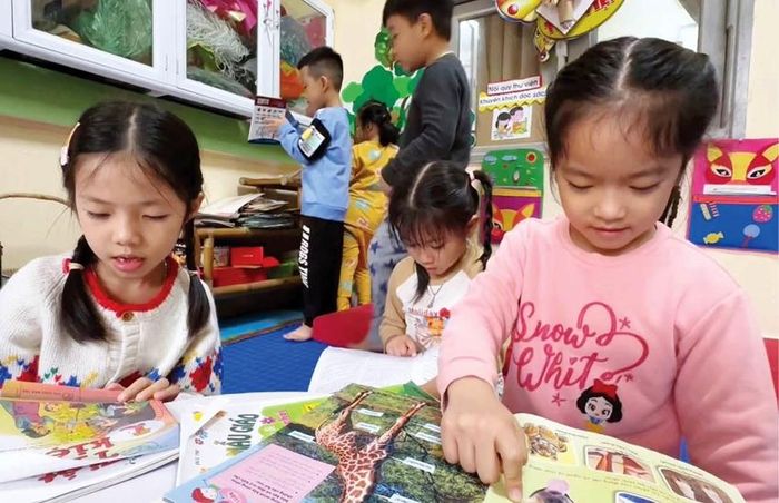  Cha mẹ nên tập cho trẻ có thói quen đọc sách từ nhỏ (Ảnh minh họa)