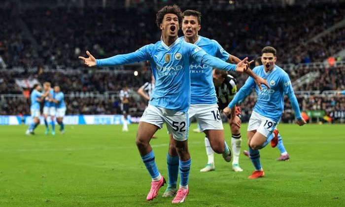 Oscar Bobb ấn định chiến thắng lội ngược dòng cho Man City. Ảnh: The Guardian.