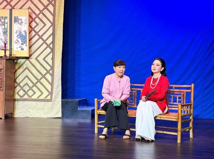 Hoàng Trinh (phải) vai Hai Hương trong vở “Duyên thệ”