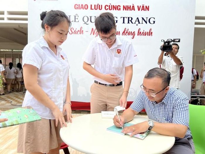 Lê Quang Trạng ký tặng sách