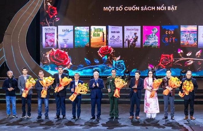 Lê Quang Trạng (thứ 5, từ trái sang) tại Lễ Vinh danh các gương mặt nghệ sĩ tiêu biểu và một số cuốn sách nổi bật lĩnh vực nghệ thuật biểu diễn, văn học năm 2023