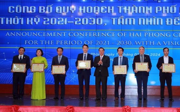 Chủ tịch UBND thành phố Hải Phòng Nguyễn Văn Tùng trao quyết định khen thưởng cho các tập thể, cá nhân có thành tích xuất sắc trong việc tham mưu thực hiện nhiệm vụ lập, thẩm định, trình duyệt Quy hoạch thành phố Hải Phòng - Ảnh: VGP/Minh Khôi