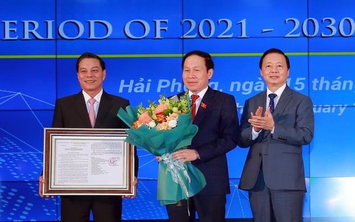 Phó Thủ tướng Trần Hồng Hà trao quyết định phê duyệt Quy hoạch cho lãnh đạo thành phố Hải Phòng - Ảnh: VGP/Minh Khôi