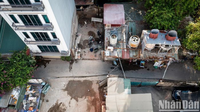 Đặc biệt, theo phản ánh của người dân, ngoài việc gây mất trật tự, nhiều năm qua, các hộ sản xuất kinh doanh còn thường xuyên lấn chiếm lòng đường gây ách tắc và xả rác bừa bãi gây ô nhiễm môi trường, mất mỹ quan của phường Vĩnh Phúc.