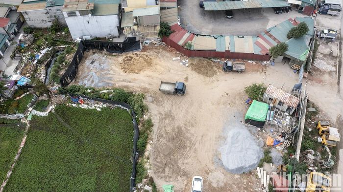 Những người dân sinh sống gần bãi tập kết vật liệu này cho biết, vào những hôm trời gió lớn thường cuốn theo cát bụi bay mù mịt cả một vùng trời, len lỏi vào khu dân cư khiến đồ dùng, vật dụng trong nhà bị phủ bụi dày đặc.