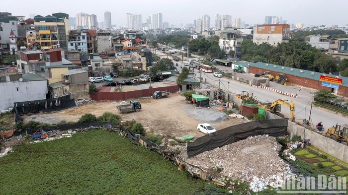 Theo người dân, bãi tập kết vật liệu xây dựng (xi-măng, cát, đá, gạch…) đi vào hoạt động từ năm 2019, có diện tích khoảng 1000m2 nằm sát đường vành đai 2,5 và khu đông dân cư ngõ 192, đường Lê Trọng Tấn.