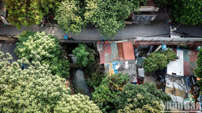 Nhiều khu vực, các hộ còn tập kết phế liệu lấn chiếm hành lang con kênh và xả thải ra dòng sông.