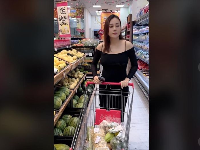 Nữ diễn viên vẫn chăm nấu nướng. Cô thường tự đi chợ mua các nguyên liệu. Ảnh chụp màn hình.