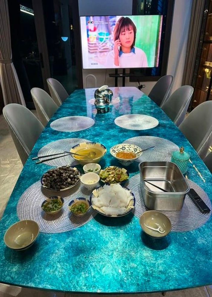 Ngoài phục vụ gia đình, Phương Oanh còn nấu ăn cho bạn bè thân thiết. Ảnh: FBNV.