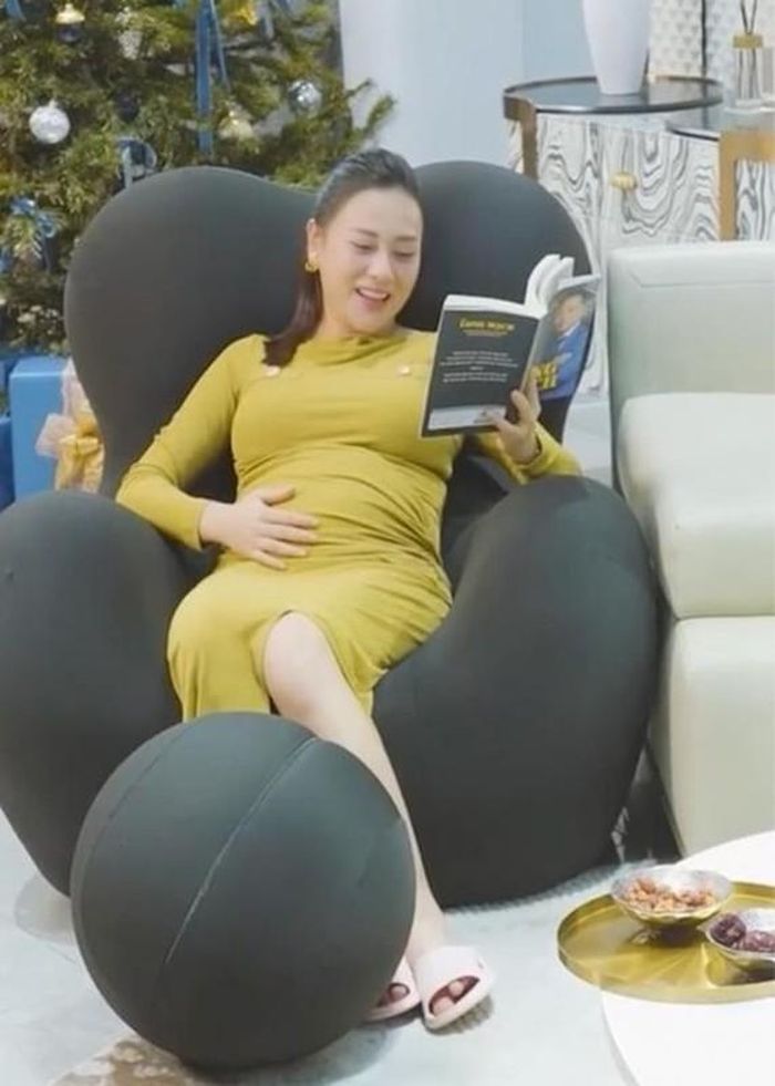 Nữ diễn viên chia sẻ, khi đi khám thai, hai nhóc tì được khen phát triển tốt, trộm vía còn có vài chỉ số tăng vượt trội. "Oanh được khen là gọn gàng, nhanh nhẹn dù bầu đôi. Tẩm bổ nhiều nhưng da dẻ của Oanh không hề nổi mụn", cô cho hay. Ảnh: Thương Hiệu Pháp Luật.