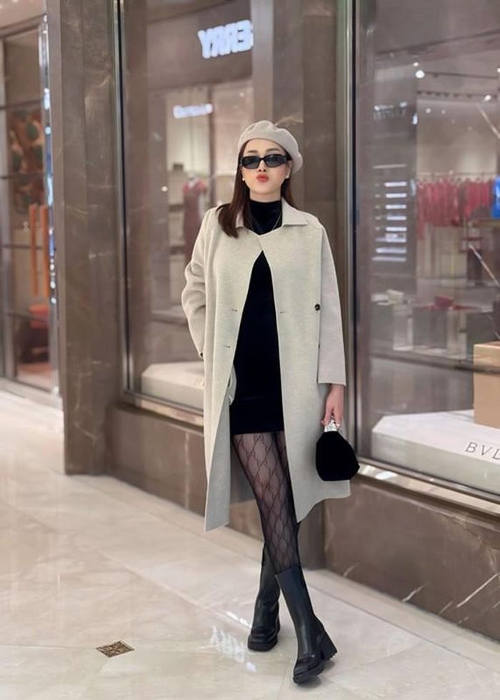 Phương Oanh khéo giấu bụng bầu đôi. Ảnh: FBNV.