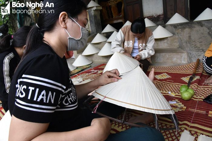  Tiếp theo là công đoạn chằm nón (hay còn gọi là khâu nón). Ảnh: Thanh Phúc 