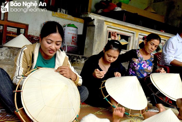  Ban đầu, chị truyền nghề cho những người trong gia đình, làm nón bán cho người dân trong làng, trong xã. Về sau, thị trường mở rộng, tiêu thụ dễ nên chị đã truyền nghề cho chị em trong xã. Hiện có khoảng 10-15 chị biết nghề làm nón. Ảnh: Hoài Thu 