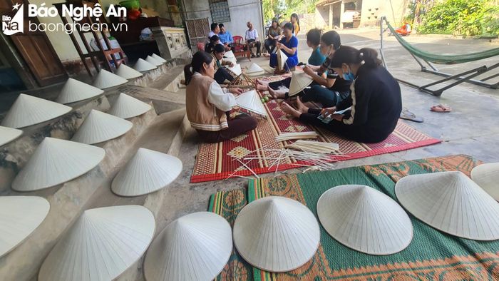  Ông Nguyễn Tài Quý - Chủ tịch UBND xã Tường Sơn (Anh Sơn) cho biết: Hiện nay, chúng tôi đang xây dựng nón lá Tường Sơn trở thành sản phẩm OCOP; đồng thời, bằng nhiều kênh khác nhau nhằm quảng bá chiếc nón lá, kết nối và tìm kiếm đầu ra cho nón lá Tường Sơn. Từ đó, phát triển và mở rộng nghề, tạo việc làm và thu nhập cho lao động trong những lúc nông nhàn”. Ảnh: Hoài Thu 