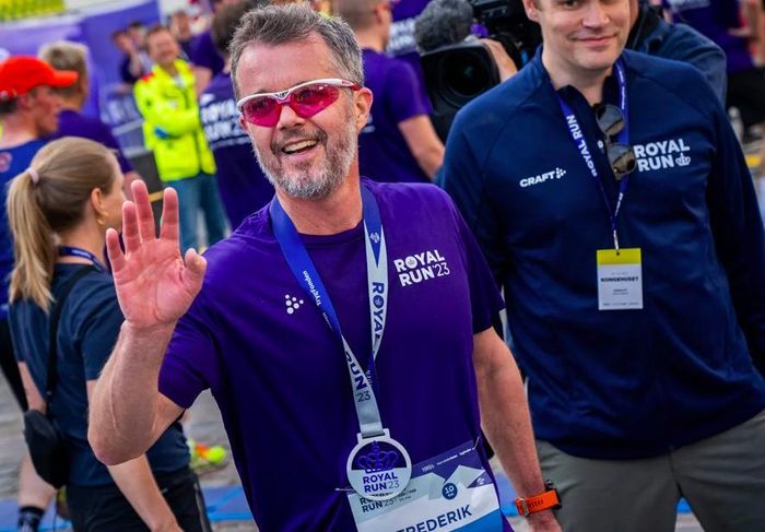 Vận động viên Frederik vẫy tay sau khi về đích trong giải Royal Run hàng năm ở Copenhagen vào tháng 5/2023. Ảnh: AFP