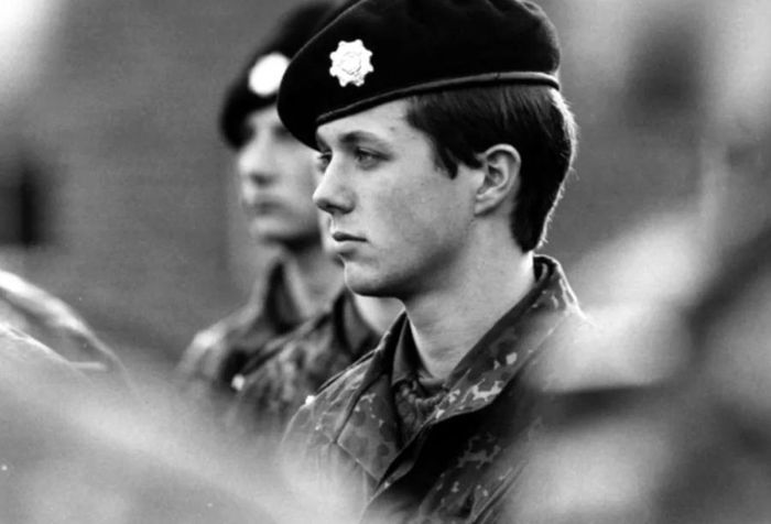 Thái tử Frederik bắt đầu học quân sự vào năm 1986 trong Trung đoàn Bảo vệ Nữ hoàng. Ảnh: AFP