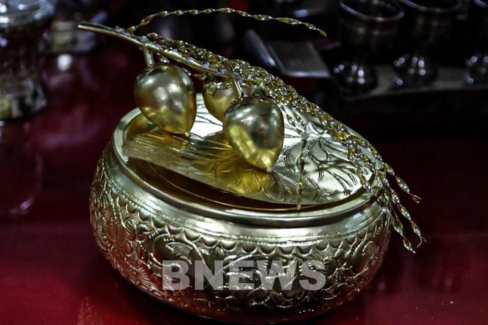  Dù thuộc dòng nguyên liệu nào thì các sản phẩm của Đồng Xâm vẫn luôn đảm bảo sự hoàn hảo và nổi bật với hoa văn trang trí cộng với thủ pháp xử lý sáng - tối nhờ tận dụng đặc tính phản quang của chất liệu bạc giúp thành phẩm luôn cân đối, hài hòa. Ảnh: Đức Hạnh/BNEWS/TTXVN