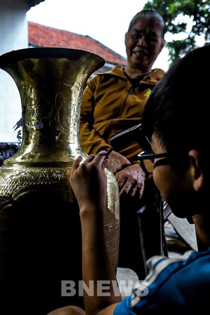 Bà Nguyễn Phương Thỏa, một người thợ có tuổi nghề lâu năm của làng chạm bạc Đồng Xâm cho hay: “đây là một nghề không có tuổi bởi được truyền từ đời này sang đời khác”. Ảnh: Đức Hạnh/BNEWS/TTXVN