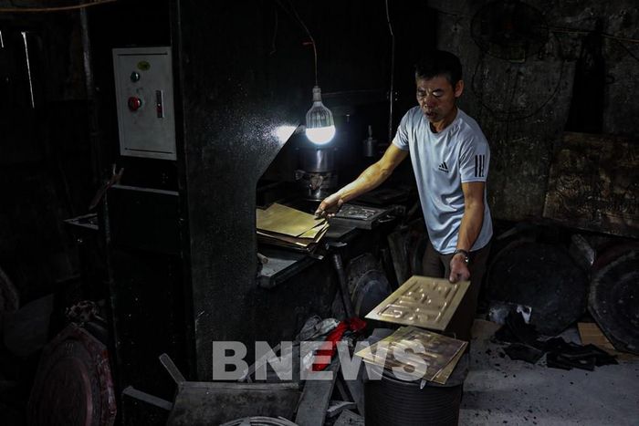  Mặc dù đã có máy móc hỗ trợ cho công việc, song vẫn có những công đoạn phải làm thủ công, nhất là công đoạn chạm - thể hiện sự tài hoa và sáng tạo của nghệ nhân. Đó chính là nét tinh hoa của làng nghề. Ảnh: Đức Hạnh/BNEWS/TTXVN