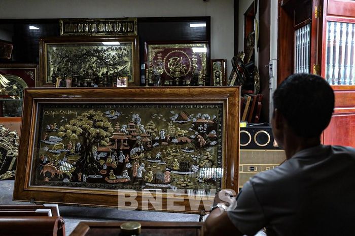 Sản phẩm Đồng Xâm có mặt ở nhiều nơi trên cả nước và được xuất khẩu ra nước ngoài. Nhiều nghệ nhân giỏi của làng đã được phong Nghệ nhân nhân dân, Nghệ nhân ưu tú. Ảnh: Đức Hạnh/BNEWS/TTXVN