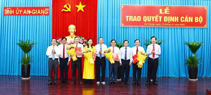 Lãnh đạo tỉnh An Giang trao quyết định công tác cán bộ