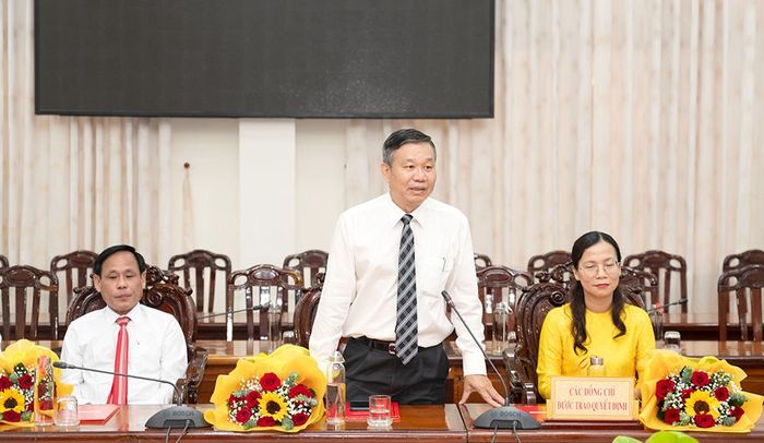 Các cán bộ nhận quyết định phát biểu tại buổi lễ