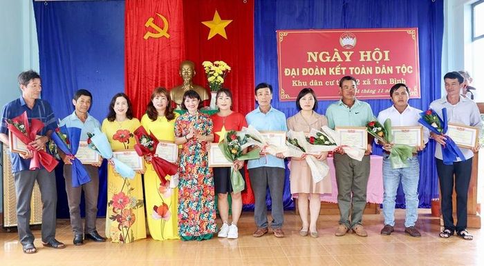 Thông qua ngày hội đại đoàn kết toàn dân tộc, người dân xã Tân Bình (huyện Đak Đoa) ngày càng có ý thức xây dựng gia đình hạnh phúc, ấm no. Ảnh: Thanh Tuấn