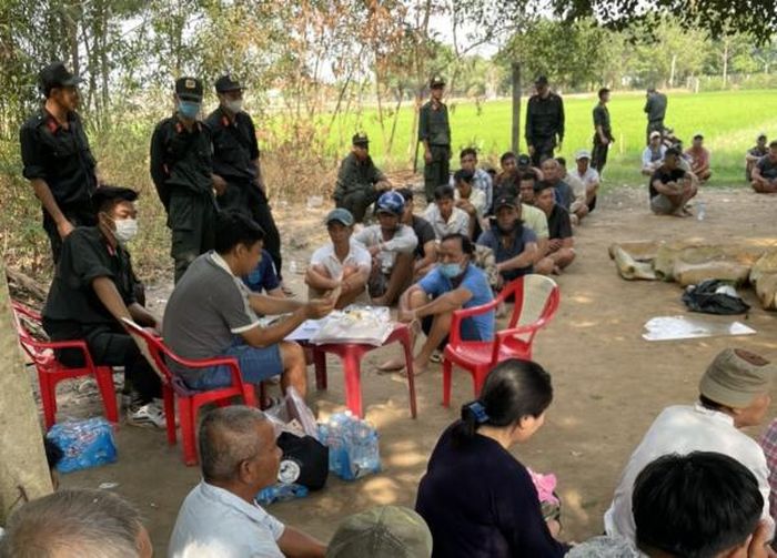 Nhiều phụ nữ tham gia trường gà.
