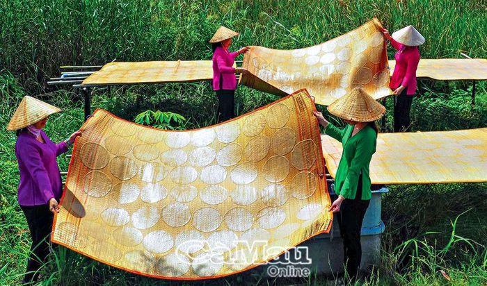 Không gian làm bánh phồng nếp tại ấp Tân Hùng, xã Ngọc Chánh, gợi nhớ Tết xưa trong các gia đình Việt.