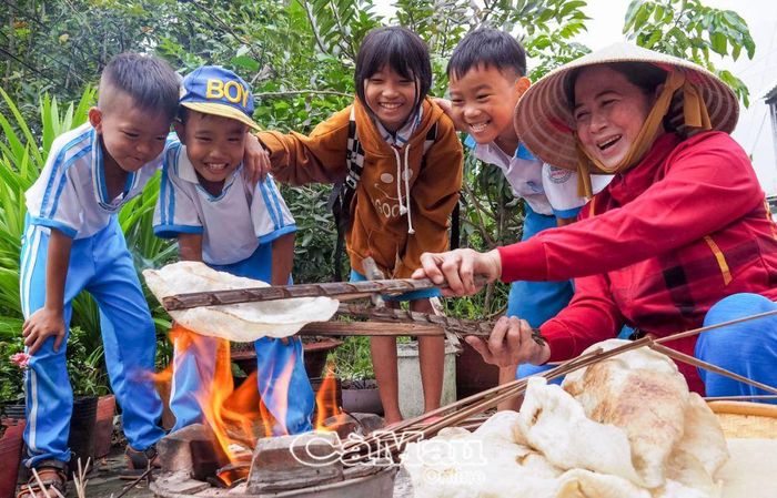Bánh phồng nếp nướng thơm lừng gợi thương, gợi nhớ cho những người xa quê, nhất là mỗi dịp Tết đến xuân về.