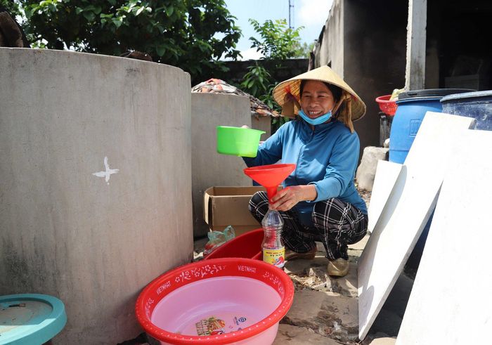 Người dân làng nghề nước mắm Diễn Châu rộn ràng vào vụ Tết.