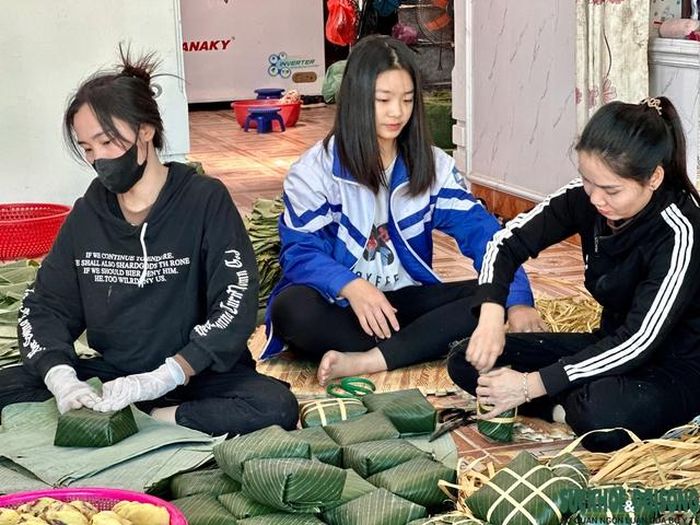 Bánh ở làng Vĩnh Hòa được người dân gói bằng tay nhưng rất đều và đẹp.