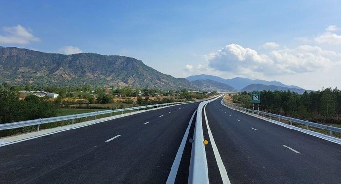 Cao tốc Nha Trang - Cam Lâm thực hiện lộ trình thu phí không dừng bỏ barie. Ảnh: S.Vân.