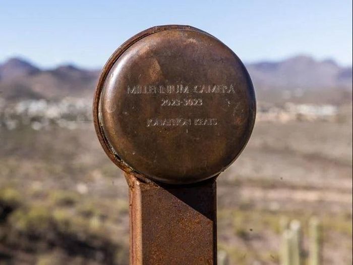 Phần đỉnh của camera được ấn định ngày mở vào năm 3023. Ảnh: University of Arizona.