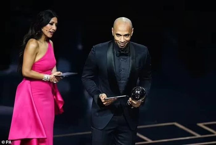 Thierry Henry được quyền nhận giải thưởng Messi xuất sắc nhất khi cầu thủ người Argentina vắng mặt. Ảnh: PA
