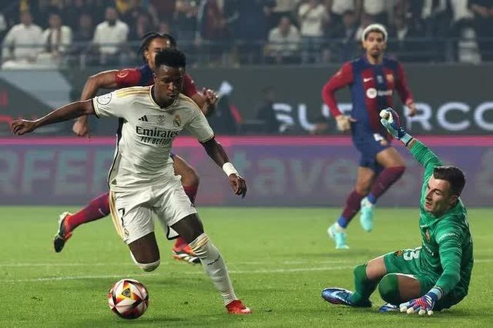 Vinicius đã biến thành cơn ác mộng kinh hoàng đối với Barcelona