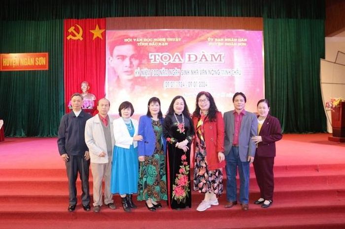 Tác giả bài viết (thứ ba phải sang) cùng các đại biểu viết bài cho tọa đàm