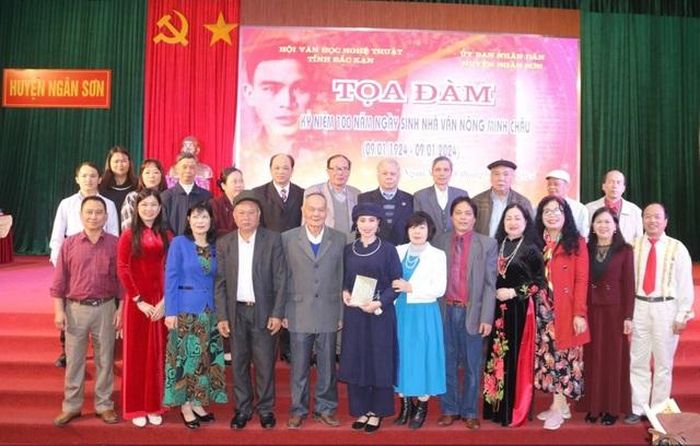 Đại biểu dự Tọa đàm chụp ảnh lưu niệm với gia đình nhà văn Nông Minh Châu