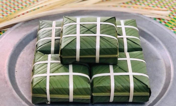 Những chiếc bánh chưng vuông vắn được mẹ và em dâu tôi gói