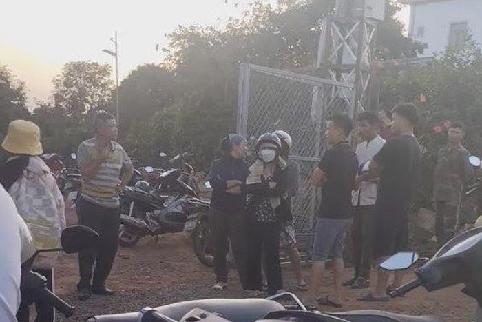 Người dân tụ tập tại đại lý cà phê Mai Cầu vào ngày 9/1. Ảnh: CTV