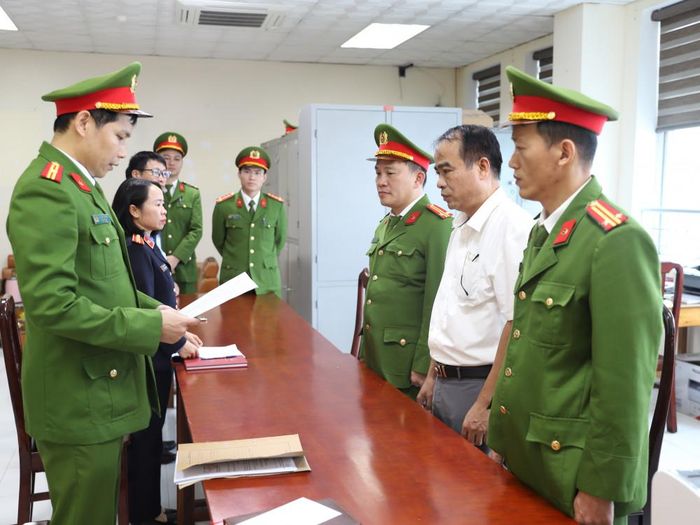 CQĐT đọc lệnh bắt giữ Trương Bá Thiện.