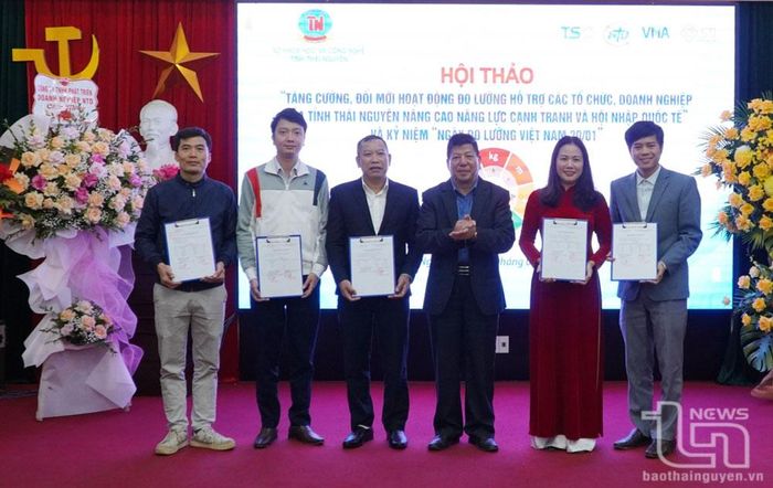 Nhân dịp này, Sở KH&CN trao bản công bố sử dụng dấu định lượng trên nhãn hàng đóng gói sẵn đạt chứng nhận OCOP cho đại diện 5 hợp tác xã.
