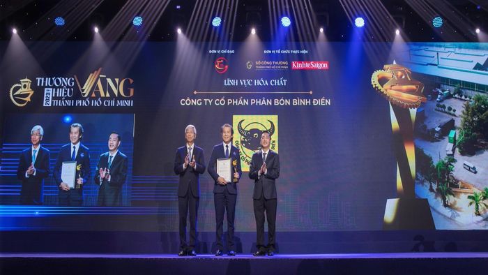 Ông Phan Văn Tâm - Phó Tổng giám đốc Công ty CP phân bón Bình Điền nhận giải thưởng Thương hiệu vàng TP.HCM năm 2023.