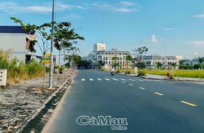 Môi giới chuyên nghiệp tạo lòng tin vững chắc cho khách hàng có nhu cầu mua - bán BÐS. (Ảnh chụp tại Khu dân cư Minh Thắng, TP Cà Mau).