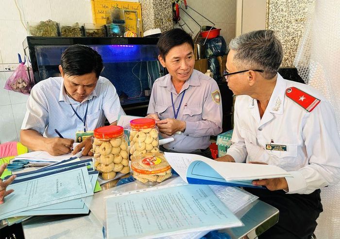 Đoàn kiểm tra đánh giá khá tốt về vệ sinh an toàn thực phẩm tại Cơ sở sản xuất bánh Thanh Thành (Phường 4, TP Cà Mau).