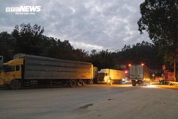 Cửa khẩu sẽ được mở vào 7h hàng ngày. "Dù chưa đến giờ mở cửa nhưng tôi phải đánh xe từ bãi vào xếp hàng vì chỉ lúc nữa thôi, trời sáng hơn, lượng xe dồn lên sẽ rất đông", một lái xe chở mít từ Tiền Giang lên cho biết.