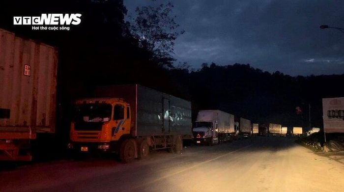 Hàng trăm container chở hàng xếp kín quãng đường khoảng 2km chờ đến giờ thông quan.