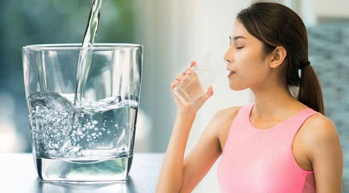 Số lượng nước cần dựa trên một số yếu tố, chẳng hạn như độ tuổi, giới tính và mức độ hoạt động.