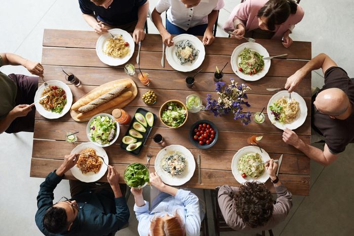  Những bữa ăn lớn, đặc biệt nhiều carbohydrate và chất béo, có thể tăng cảm giác buồn ngủ cho bạn sau khi ăn. Ảnh minh họa: Pexels. 